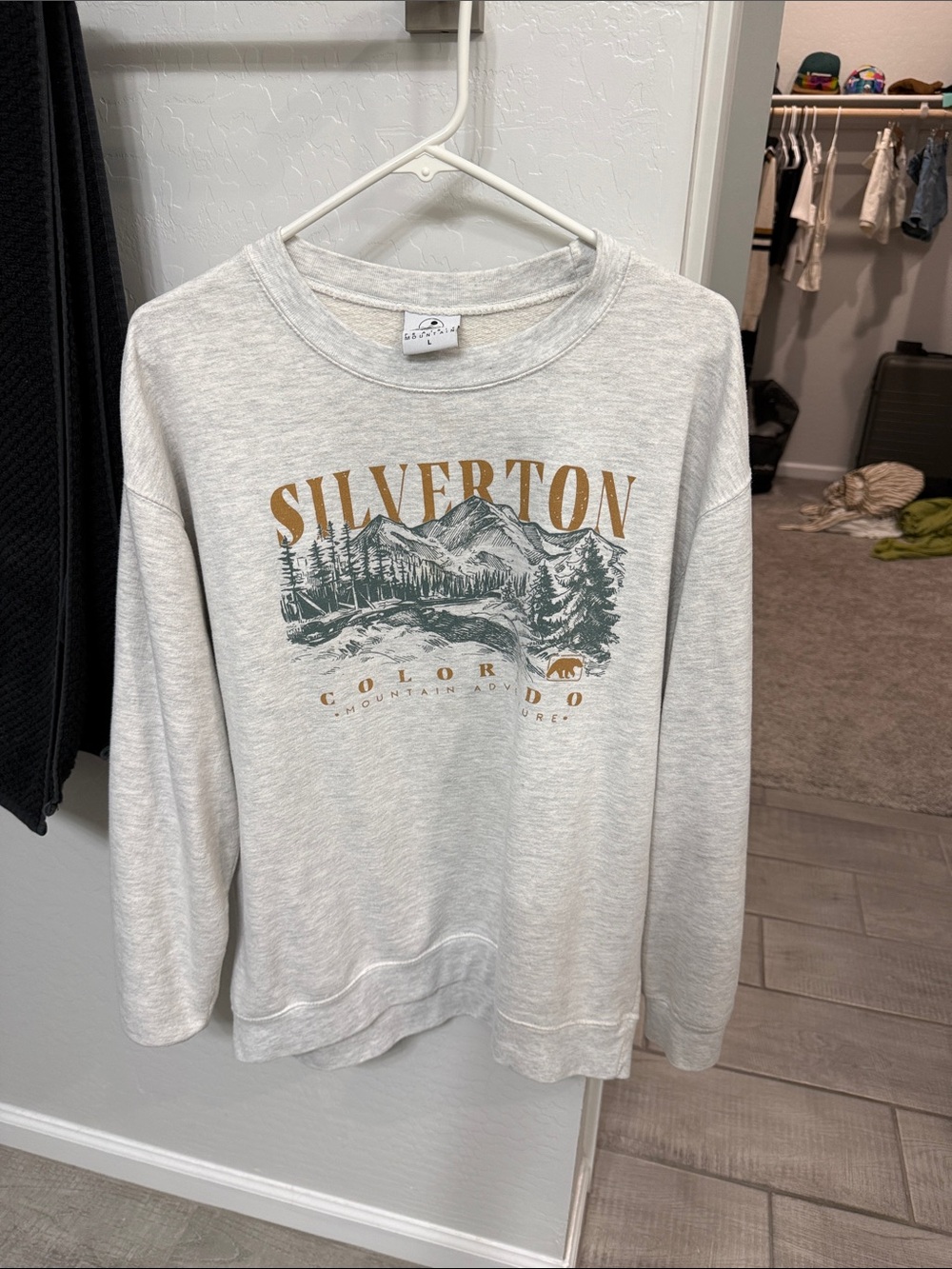 Light Heather Gray Silverton Mountain Graphic Sweatshirt crewneck